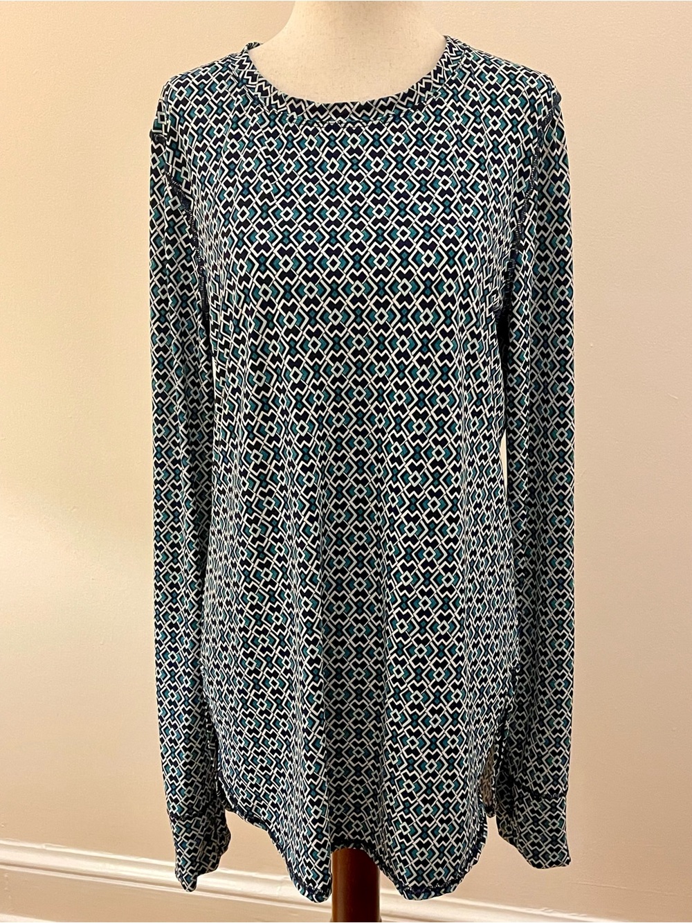 Tommy Bahama IslandActive L Geometric Long Sleeve Performance Tunic Top